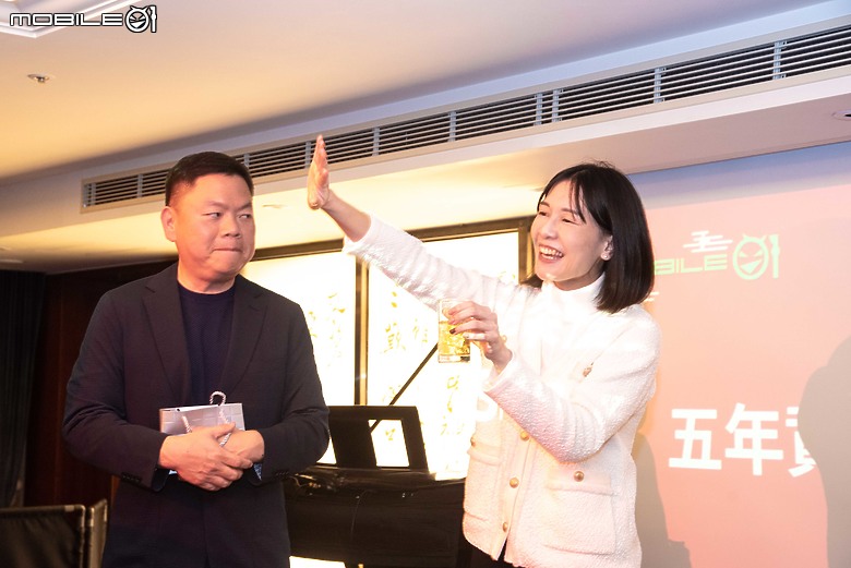 2024 Mobile01小惡魔尾牙宴｜首位年資20年員工誕生，近距離看幻術大仙表演好震撼！