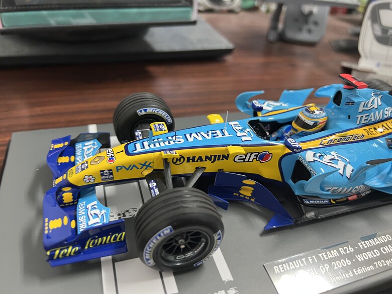 [開箱]F1 1/18 RENAULT R26 FERNANDO ALONSO 2006 BRAZIL GP