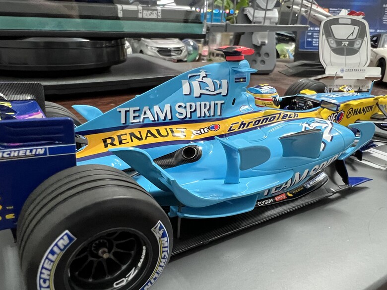 [開箱]F1 1/18 RENAULT R26 FERNANDO ALONSO 2006 BRAZIL GP