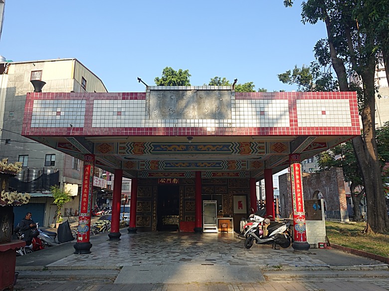 鳳儀書院、鳯山龍山寺、鳯邑城隍廟、鳳山縣新城殘蹟、曹公廟、鳳山教會 — 2024年末鳳山快閃訪古行旅紀錄