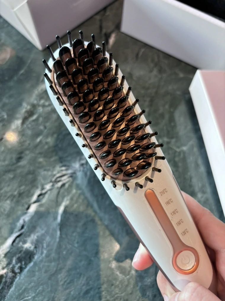 分享快速整理亂翹髮尾的溫控造型梳