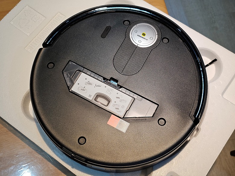 【新品開箱】Roborock Qrevo Slim AI 超薄雙臂黑武士