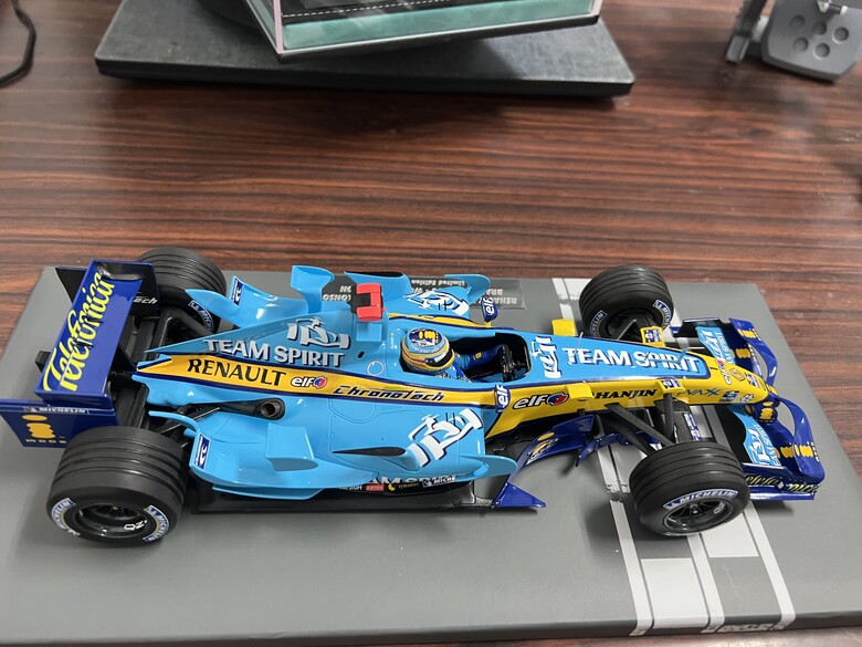 [開箱]F1 1/18 RENAULT R26 FERNANDO ALONSO 2006 BRAZIL GP
