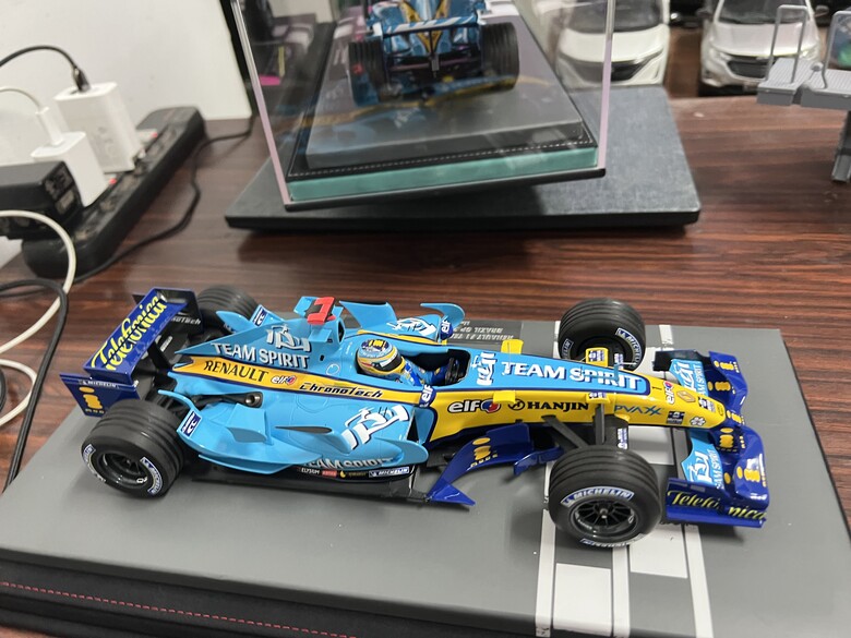 [開箱]F1 1/18 RENAULT R26 FERNANDO ALONSO 2006 BRAZIL GP