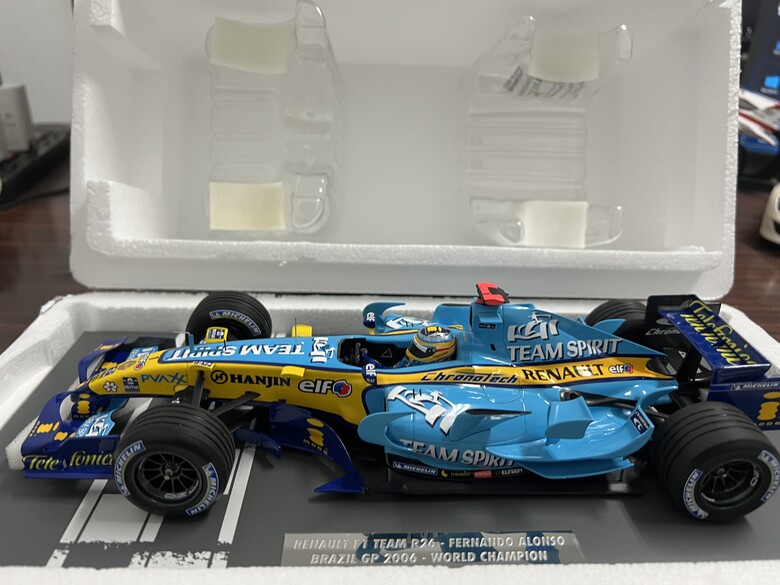[開箱]F1 1/18 RENAULT R26 FERNANDO ALONSO 2006 BRAZIL GP