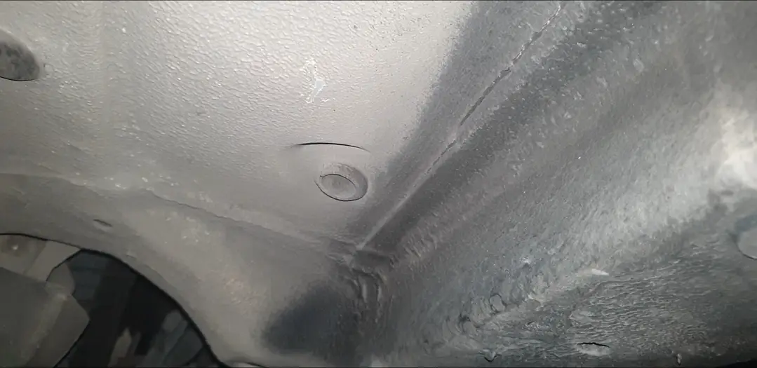 轎車的車底防撞漆掉了