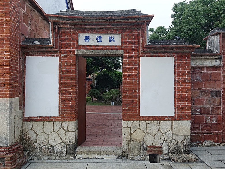 鳳儀書院、鳯山龍山寺、鳯邑城隍廟、鳳山縣新城殘蹟、曹公廟、鳳山教會 — 2024年末鳳山快閃訪古行旅紀錄