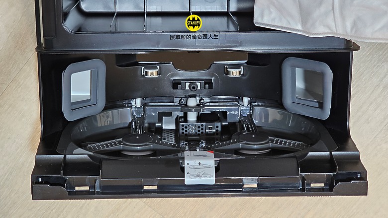 【新品開箱】Roborock Qrevo Slim AI 超薄雙臂黑武士