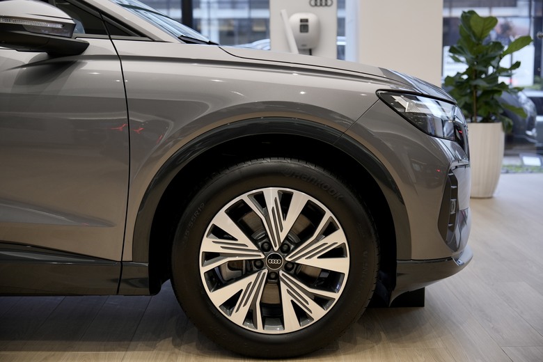 Audi Q4 Sportback e-tron 45 advanced｜金屬迷霧灰 Typhoon Grey 2L｜實車分享