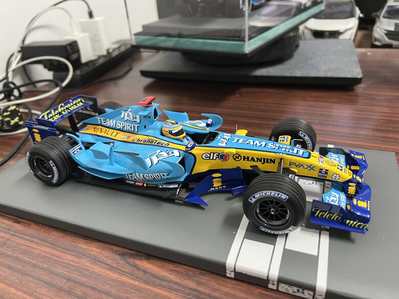 [開箱]F1 1/18 RENAULT R26 FERNANDO ALONSO 2006 BRAZIL GP