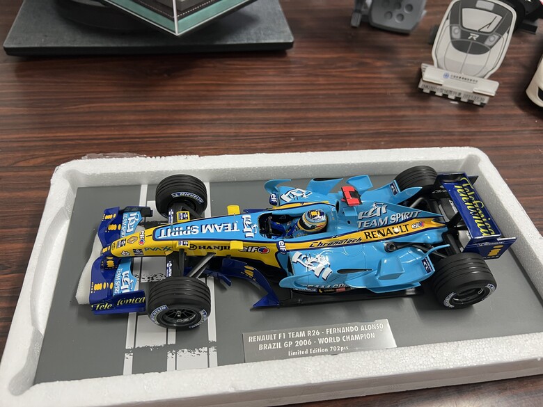 [開箱]F1 1/18 RENAULT R26 FERNANDO ALONSO 2006 BRAZIL GP