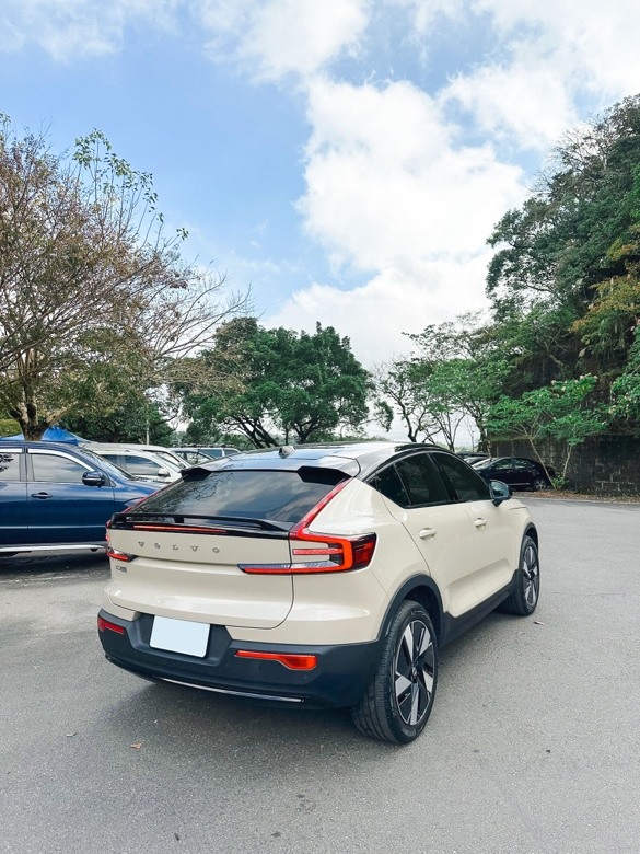 EC40新車開箱，女友是車主也是model