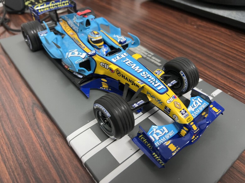 [開箱]F1 1/18 RENAULT R26 FERNANDO ALONSO 2006 BRAZIL GP