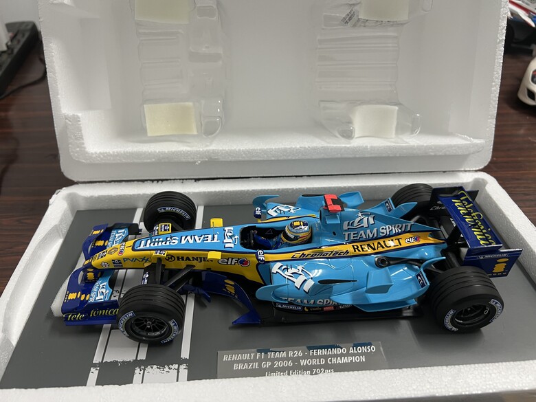 [開箱]F1 1/18 RENAULT R26 FERNANDO ALONSO 2006 BRAZIL GP