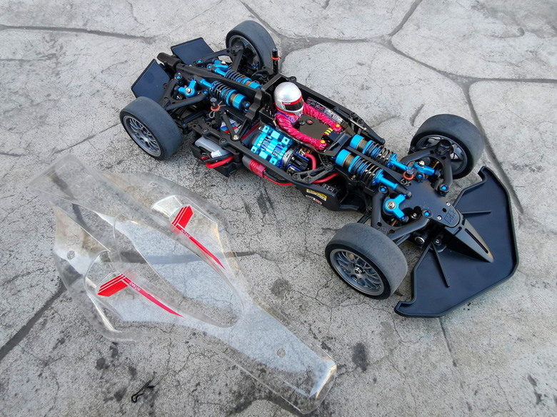 [TAMIYA TC-01] 使用透明車殼及駕駛人偶，呈現TAMIYA TC-01底盤結構