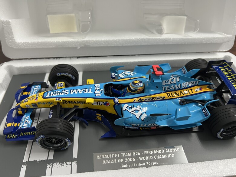 [開箱]F1 1/18 RENAULT R26 FERNANDO ALONSO 2006 BRAZIL GP