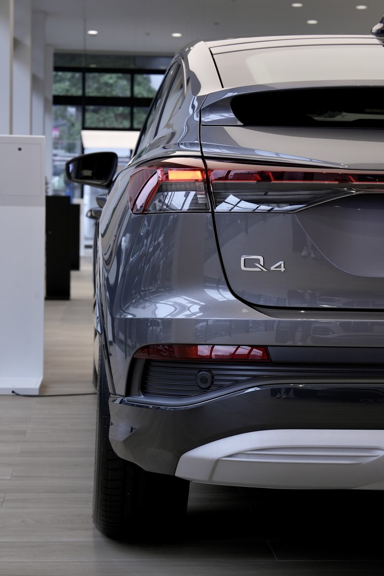 Audi Q4 Sportback e-tron 45 advanced｜金屬迷霧灰 Typhoon Grey 2L｜實車分享