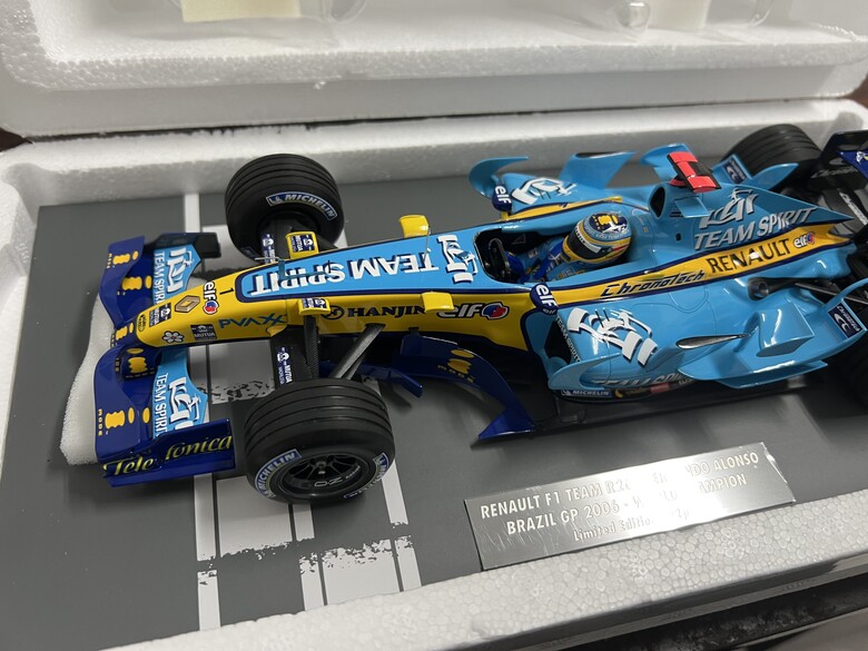 [開箱]F1 1/18 RENAULT R26 FERNANDO ALONSO 2006 BRAZIL GP