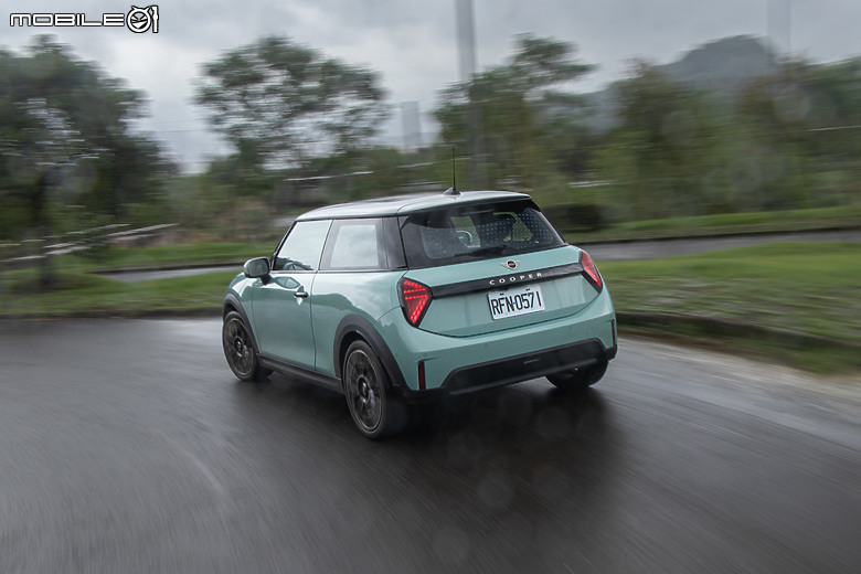 MINI Cooper S 大改款試駕|處處看得見改變,開起來一樣好玩!