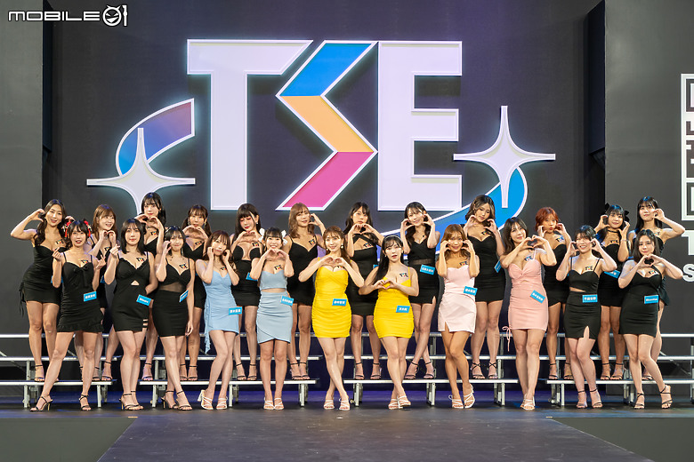 點我看大圖 2024 TSE 台灣寫真博覽會學服祭直擊|多國寫真女神夢幻合體、養眼福利大放送!