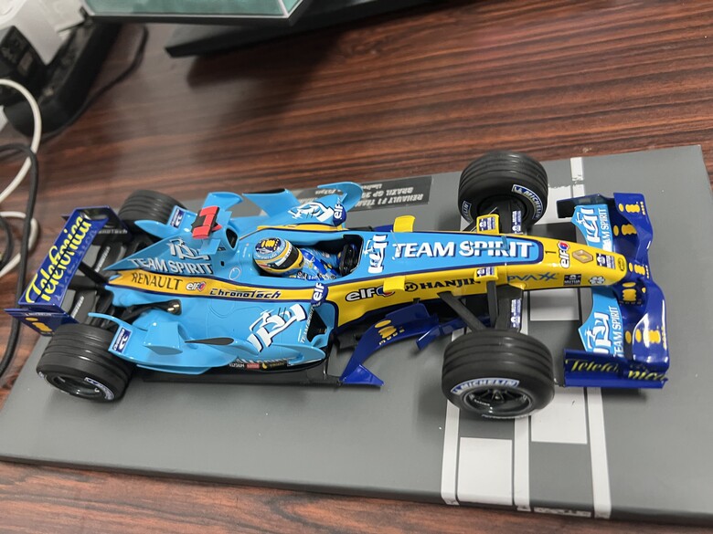 [開箱]F1 1/18 RENAULT R26 FERNANDO ALONSO 2006 BRAZIL GP