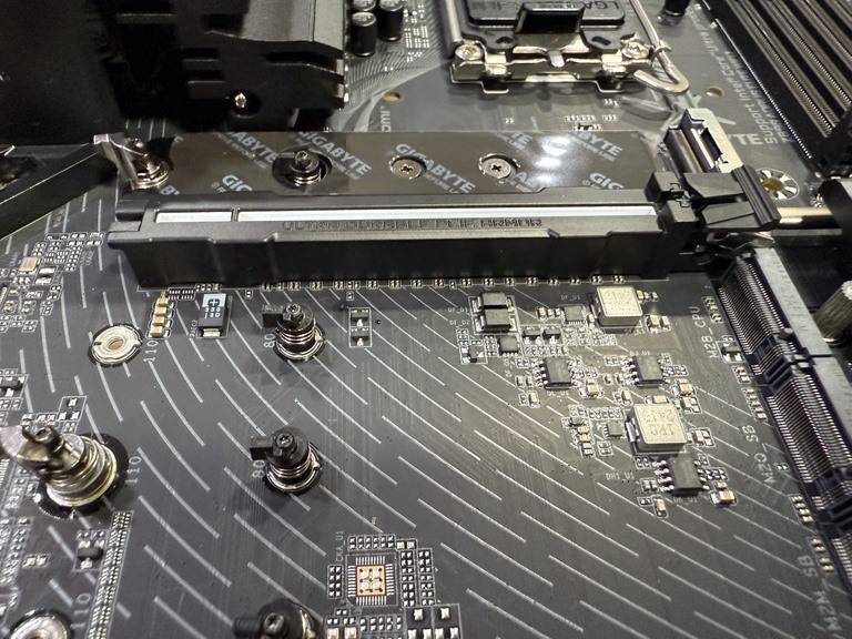 萬元Z890 首選C/P 取向Ready For AI 鷹神 Z890 AORUS ELITE WIFI7 開箱