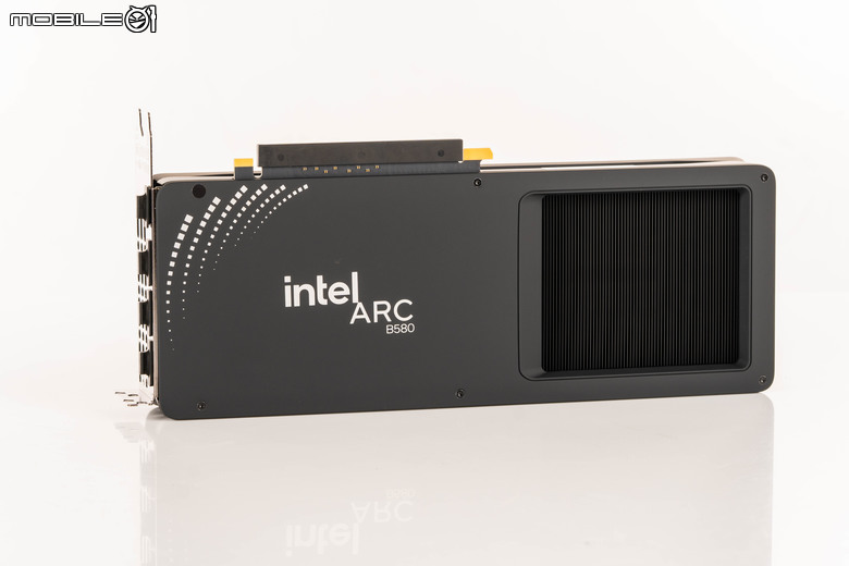 Intel Arc B580 公版顯示卡開箱實測 以定價魔法與 12 GB 顯示記憶體打入市場的主流顯卡選擇