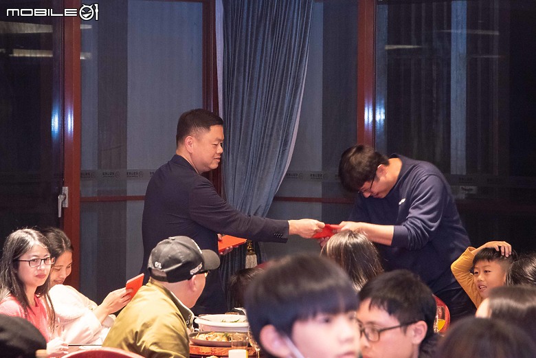 2024 Mobile01小惡魔尾牙宴｜首位年資20年員工誕生，近距離看幻術大仙表演好震撼！