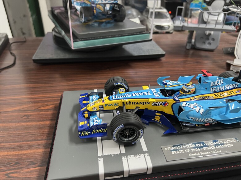 [開箱]F1 1/18 RENAULT R26 FERNANDO ALONSO 2006 BRAZIL GP