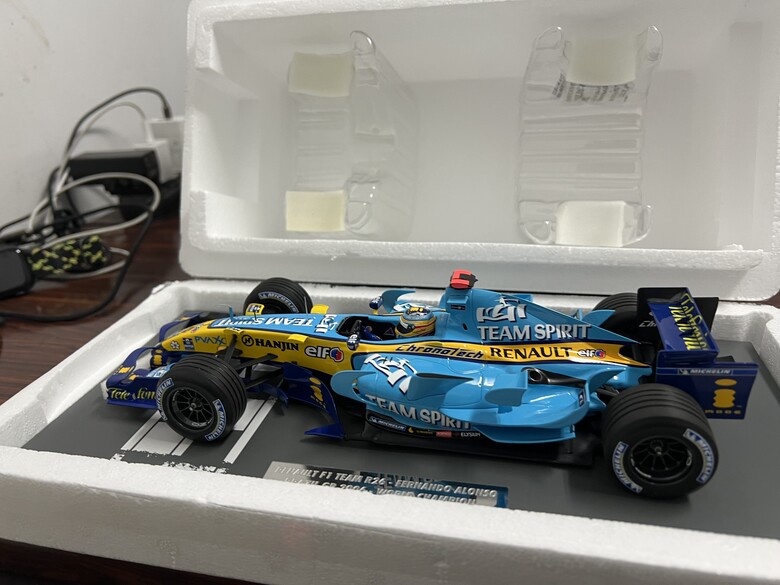 [開箱]F1 1/18 RENAULT R26 FERNANDO ALONSO 2006 BRAZIL GP