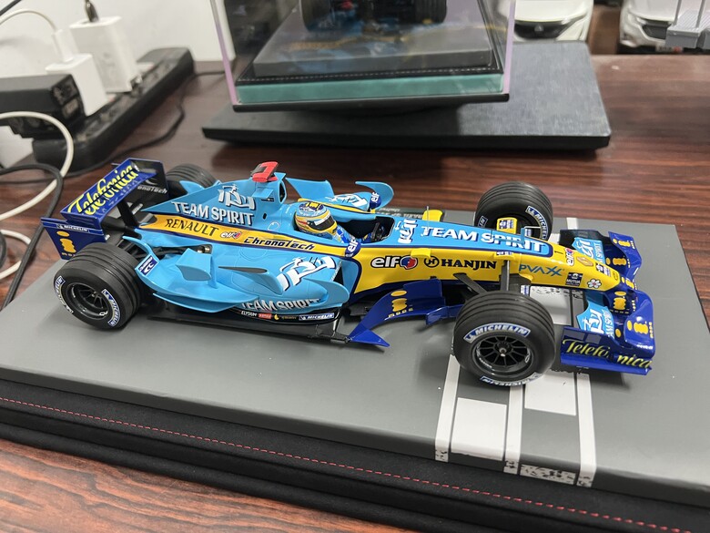 [開箱]F1 1/18 RENAULT R26 FERNANDO ALONSO 2006 BRAZIL GP