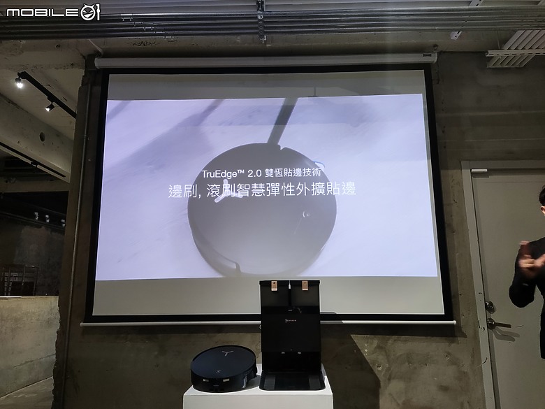 點我看大圖 【體驗會實況】飛窗巡地,所到之處清潔溜溜!科沃斯推出全新 ECOVACS X8 PRO OMNI 、WINBOT W1S 系列,以先進 Ai 機器人科技,為您量身打造次世代清掃智慧家電!