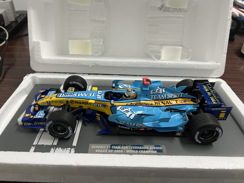 [開箱]F1 1/18 RENAULT R26 FERNANDO ALONSO 2006 BRAZIL GP