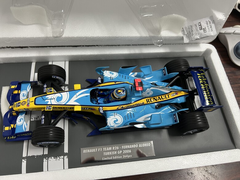 [開箱]F1 1/18 RENAULT R26 FERNANDO ALONSO 2006 TURKISH GP