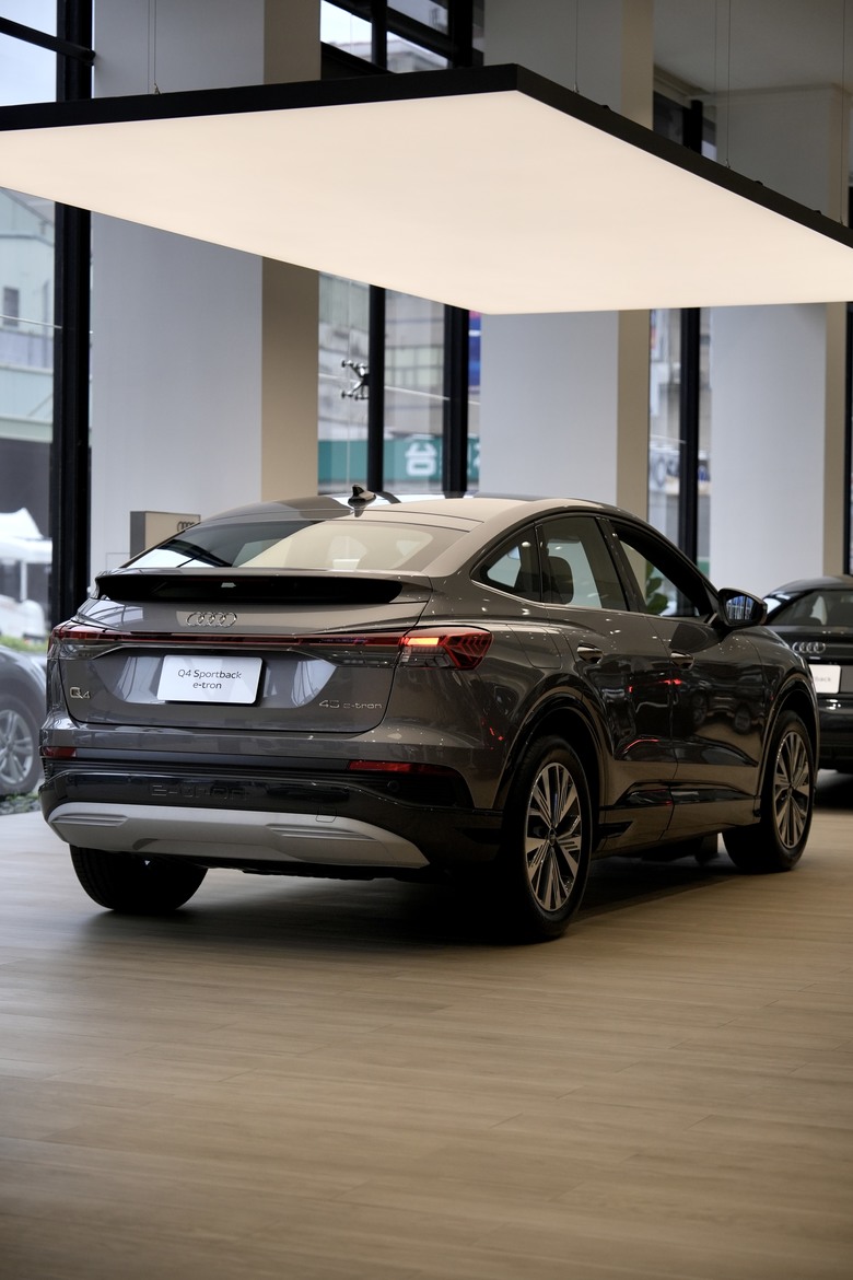 Audi Q4 Sportback e-tron 45 advanced｜金屬迷霧灰 Typhoon Grey 2L｜實車分享