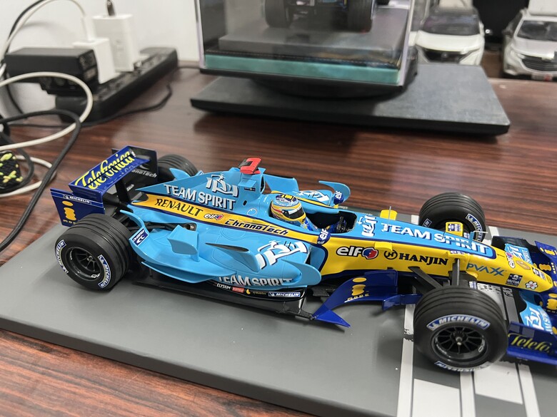 [開箱]F1 1/18 RENAULT R26 FERNANDO ALONSO 2006 BRAZIL GP