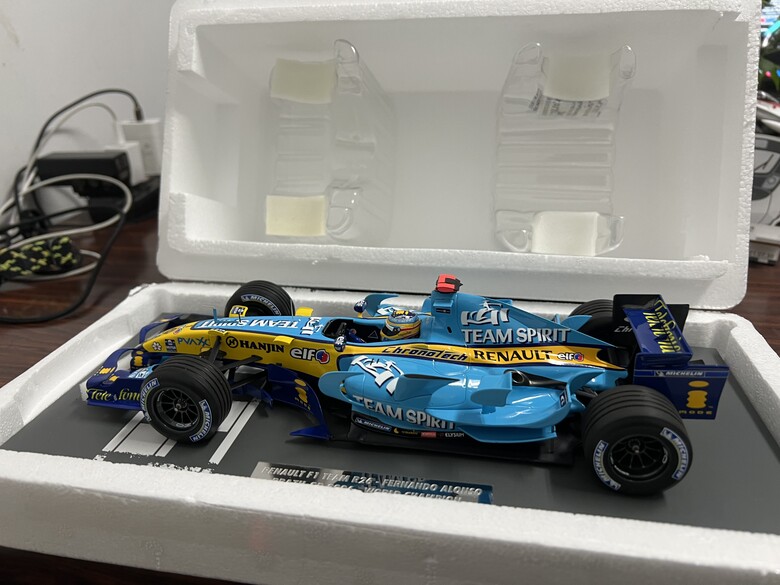 [開箱]F1 1/18 RENAULT R26 FERNANDO ALONSO 2006 BRAZIL GP
