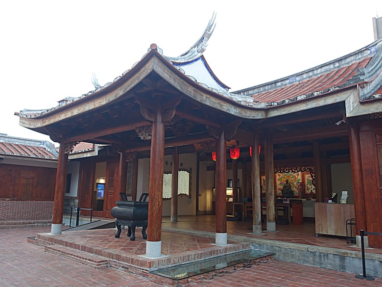 鳳儀書院、鳯山龍山寺、鳯邑城隍廟、鳳山縣新城殘蹟、曹公廟、鳳山教會 — 2024年末鳳山快閃訪古行旅紀錄