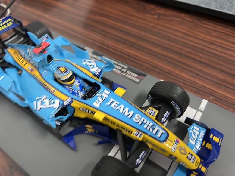 [開箱]F1 1/18 RENAULT R26 FERNANDO ALONSO 2006 BRAZIL GP