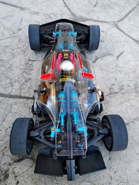 [TAMIYA TC-01] 使用透明車殼及駕駛人偶，呈現TAMIYA TC-01底盤結構
