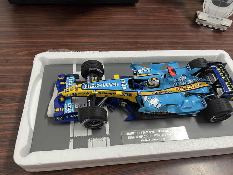 [開箱]F1 1/18 RENAULT R26 FERNANDO ALONSO 2006 BRAZIL GP