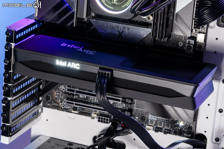 Intel Arc B580 公版顯示卡開箱實測 以定價魔法與 12 GB 顯示記憶體打入市場的主流顯卡選擇