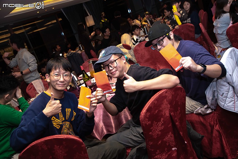 2024 Mobile01小惡魔尾牙宴｜首位年資20年員工誕生，近距離看幻術大仙表演好震撼！