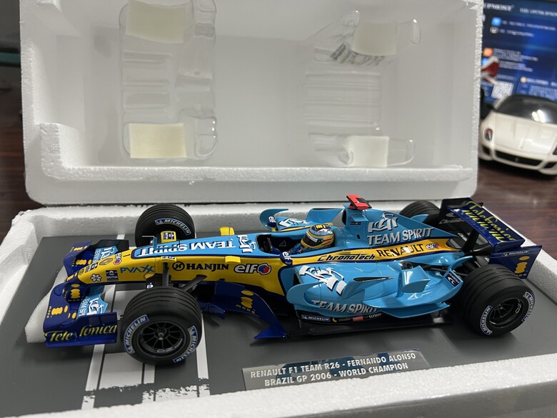 [開箱]F1 1/18 RENAULT R26 FERNANDO ALONSO 2006 BRAZIL GP