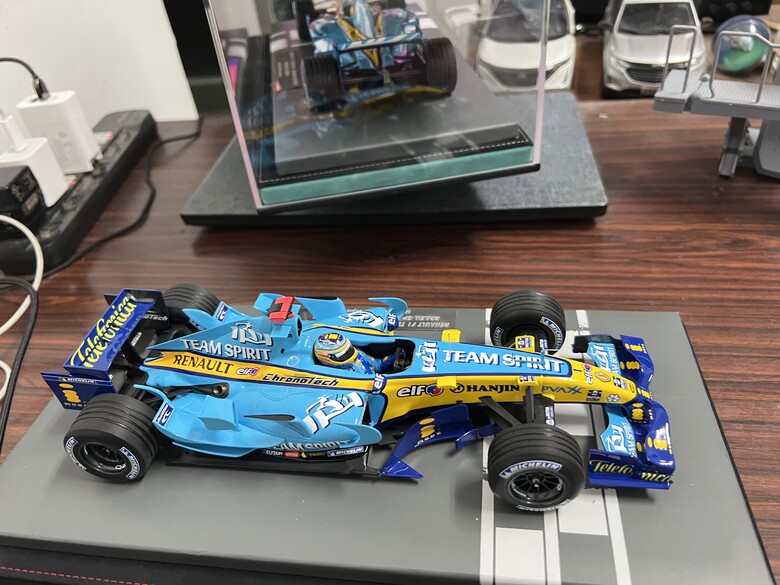 [開箱]F1 1/18 RENAULT R26 FERNANDO ALONSO 2006 BRAZIL GP