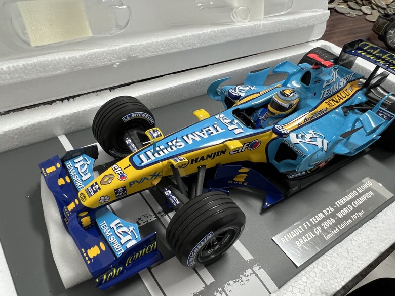 [開箱]F1 1/18 RENAULT R26 FERNANDO ALONSO 2006 BRAZIL GP
