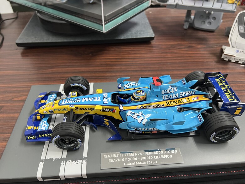 [開箱]F1 1/18 RENAULT R26 FERNANDO ALONSO 2006 BRAZIL GP