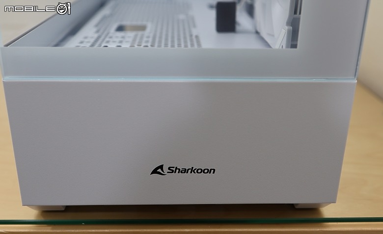 開箱 Sharkoon 德國旋剛 AK6 無A柱海景房