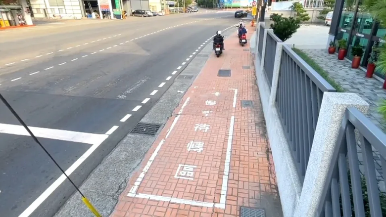 獨家/騎去撞人?台三線豐勢路「機車待轉區」竟在人行道