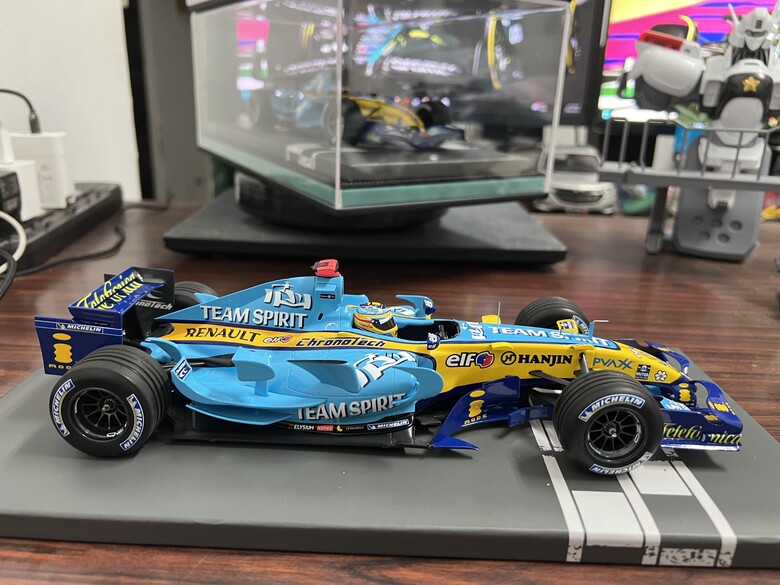 [開箱]F1 1/18 RENAULT R26 FERNANDO ALONSO 2006 BRAZIL GP